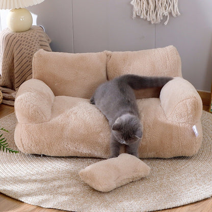 Gatto grigio che scende dal divanetto Ottomana color Nocciola