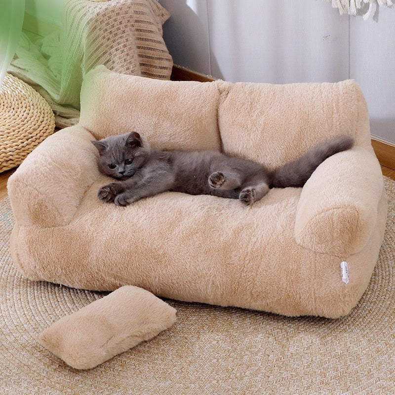 Gatto grigio sdraiato sul divanetto Ottomana color Nocciola, con il cuscino sul tappeto